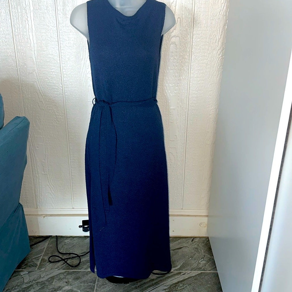 Sleeveless maxi dress with slit on the side
